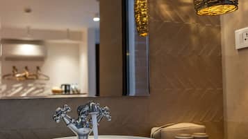 Habitación de lujo | Baño | Secador de pelo, albornoces, toallas y jabón