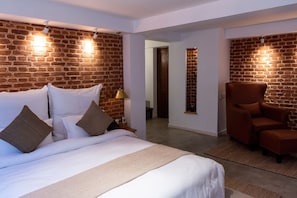 Habitación de lujo | Ropa de cama de alta calidad, colchones viscoelásticos, caja fuerte