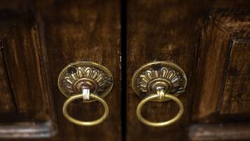 Un gros plan d’une porte en bois ornée de deux heurtoirs en laiton.