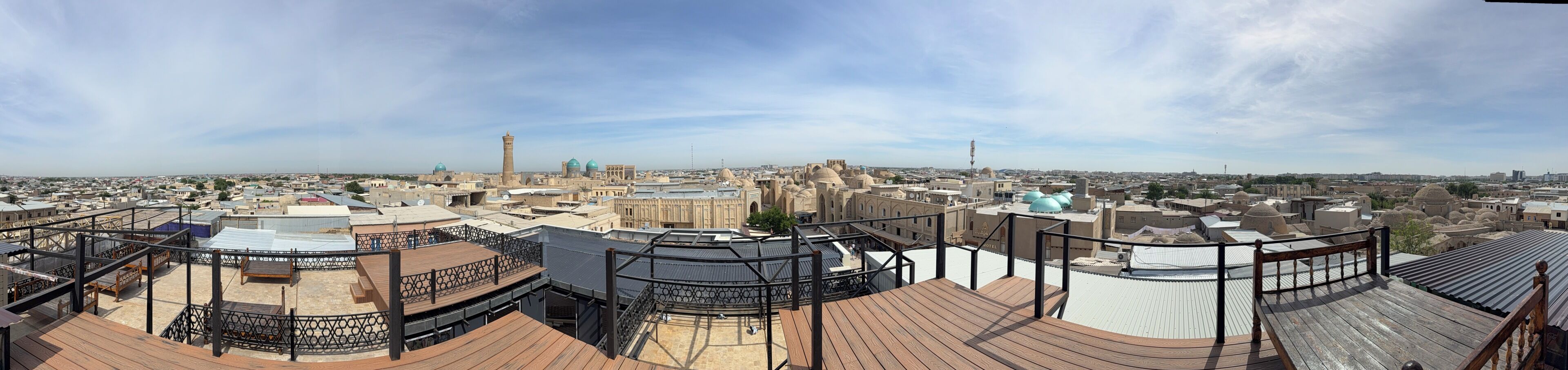 Une vue panoramique sur une ville, avec son architecture historique, notamment des bâtiments à coupole et une tour imposante.