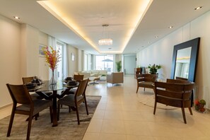 Apartamento superluxo | Área de estar | TV 55 polegadas com canais a cabo