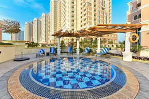 室外游泳池，日光浴躺椅