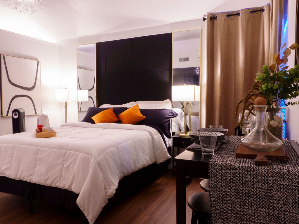 Private Entrance Master Suite w/ Kitchenette