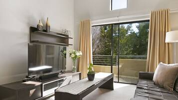 Apartment (3 Bedrooms) | Living area