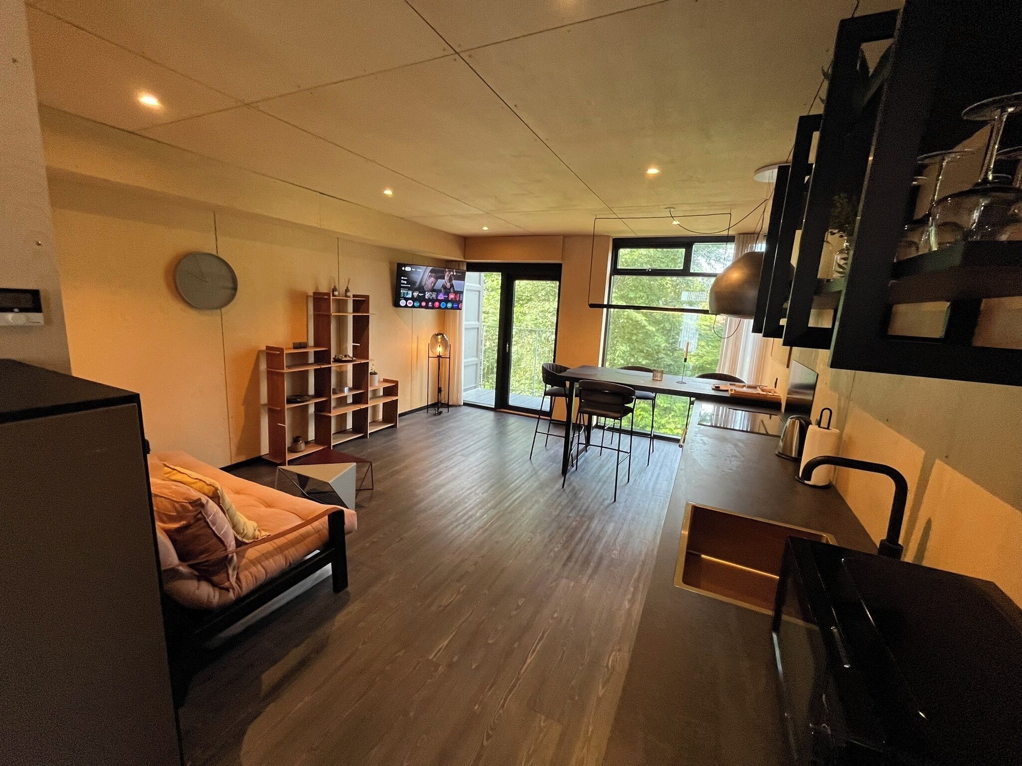 ดีลักซ์สตูดิโอ | บริเวณนั่งเล่น | สมาร์ททีวี 42 นิ้ว พร้อมช่องดิจิตอล, ภาพยนตร์แบบจ่ายต่อเรื่อง