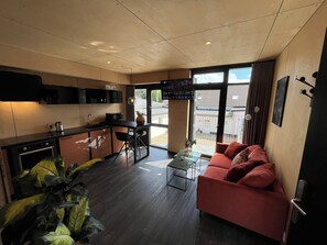 مكتب وواي فاي مجانًا وملاءات أسرّة