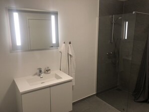 Family Studio | Bathroom | Hair dryer, towels, toilet paper - Go-Sleep Vandel (Vandel)