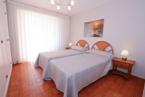 2 slaapkamers, een strijkplank/strijkijzer, wifi (toeslag), beddengoed