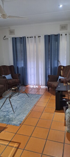 Smart TV - Family friendly apartment, with fantastic views of the Pool, Lagoon and Gardens. (RAMSGATE)