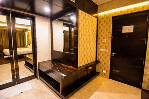 Caja de seguridad en la habitación y escritorio 