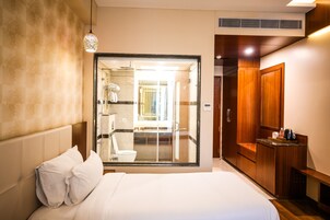 Executive szoba | Széf a szobában, íróasztal és laptophoz jól használható munkafelület