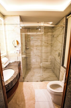Deluxe Room | Bathroom - PRISTINE HOTEL (Varanasi)