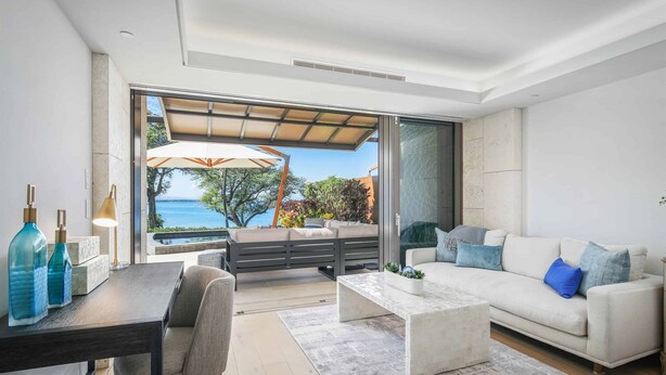 Un salon moderne avec un canapé, une table basse et un coin repas.