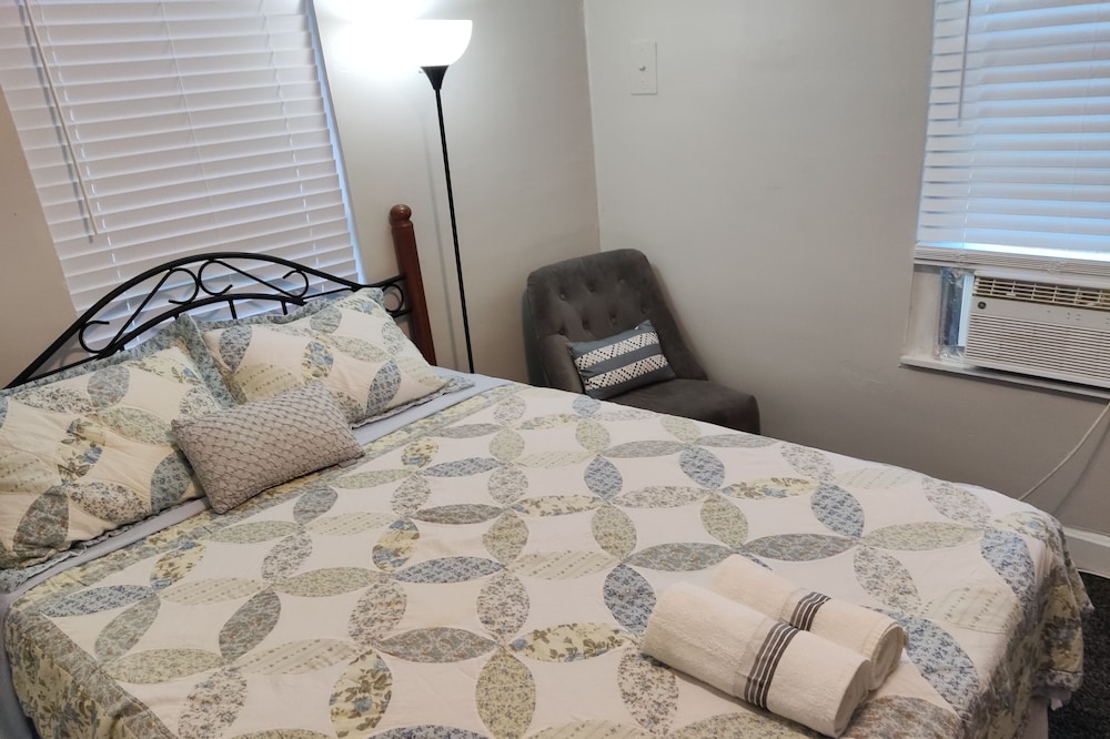 Entire Home/Firm Queen Bed/3 Mile to Downtown Indy