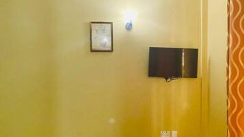 Cortinas blackout, wifi gratis y ropa de cama