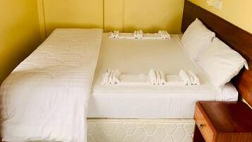 Cortinas blackout, wifi gratis y ropa de cama