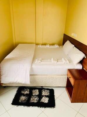 遮光窗帘、免费 WiFi、床单