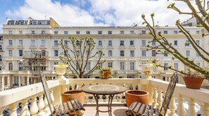 Outdoor dining - Lavish Apartment with Roof Garden beside Hyde Park (Greater London)