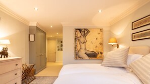 2 bedrooms, iron/ironing board, WiFi, bed sheets - Lavish Apartment with Roof Garden beside Hyde Park (Greater London)