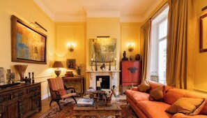 Televisión y oficina 