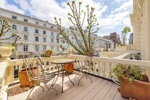 Outdoor dining - Lavish Apartment with Roof Garden beside Hyde Park (Greater London)