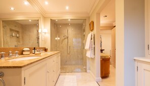 Bathtub, hair dryer, towels, shampoo - Lavish Apartment with Roof Garden beside Hyde Park (Greater London)