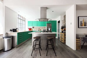 Fridge, microwave, oven, stovetop - Soho Warehouse Loft with Concierge & Lift (London)