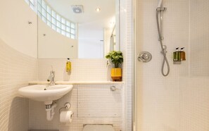 Baignoire, séchoir à cheveux, serviettes fournies