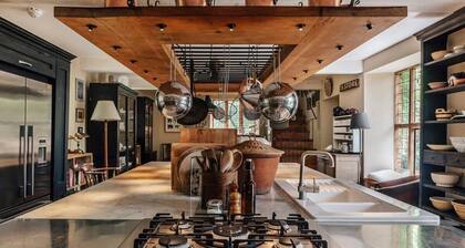 Lavish Tudor Estate & Gardens - Sleeps 20!