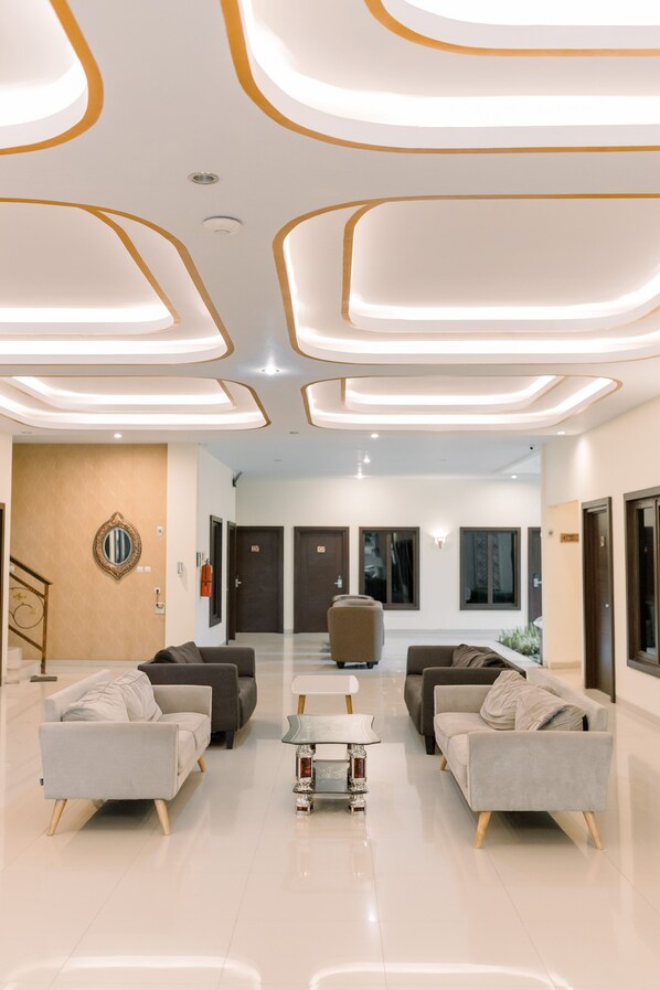 Lobby sitting area - Grand Sahman Hotel (Surakarta)