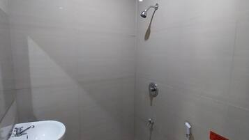 Deluxe Double Room | Bathroom | Shower, towels