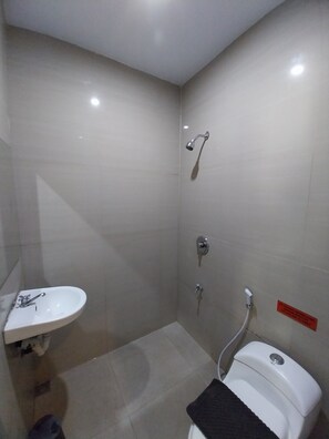 Kahden hengen deluxe-huone | Kylpyhuone | Suihku, pyyhkeet