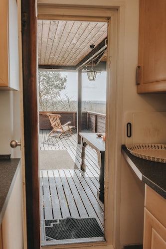 Detached hunting lodge, quiet location on the edge of the forest, family-friendly, nature 