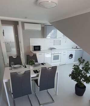 Panoramic Room | Private kitchen | Mini-fridge, microwave, oven, stovetop - Camille Apartments (Budapest)