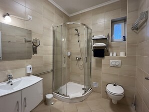 Studio | Bathroom | Shower, hair dryer, bidet, towels - Camille Apartments (Budapest)