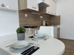 Studio | Private kitchen | Mini-fridge, microwave, oven, stovetop - Camille Apartments (Budapest)