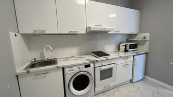 Studio | Private kitchen | Mini-fridge, microwave, oven, stovetop