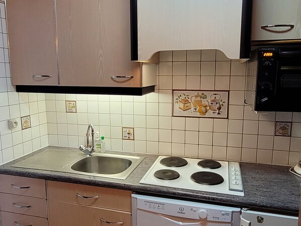 Réfrigérateur, four, plaque de cuisson, lave-vaisselle