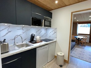 Réfrigérateur, four, plaque de cuisson, lave-vaisselle