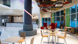 Lobby sitting area - B2 Mae Sot Boutique & Budget Hotel (Mae Sot)