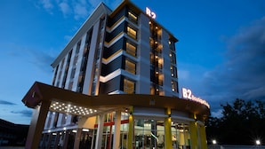 Un hôtel à plusieurs étages, reconnaissable à son grand panneau indiquant « B2 Boutique & Suites ».