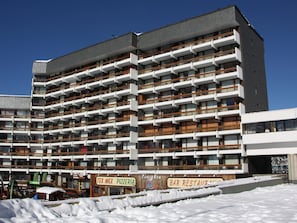 A multi-story hotel with balconies, a bar, and a pizzeria. - Bright studio with balcony, Ski-in/Ski-out, 4 pers (Les Menuires)