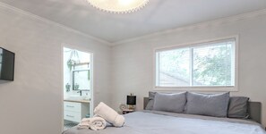 5 bedrooms, desk, iron/ironing board, travel crib