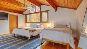 4 bedrooms, iron/ironing board, Internet, bed sheets