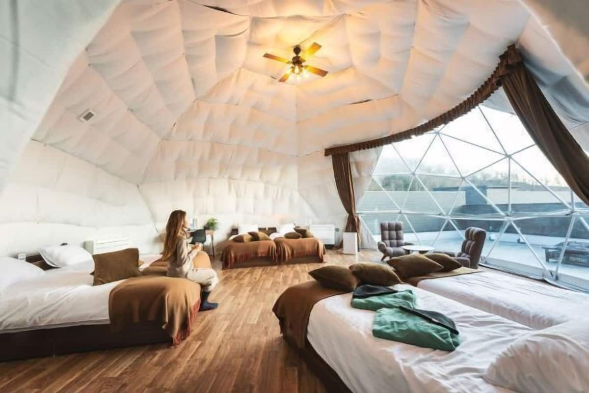 1 habitación, escritorio y espacio para trabajar con laptop