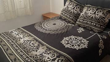 2 quartos, ferros/tábuas de passar roupa, roupa de cama