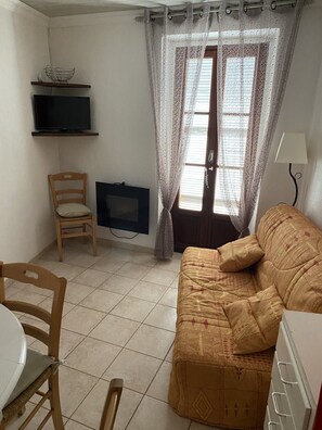 TV - Apartment in South Corsica, in a 500m high village. (Olivese)
