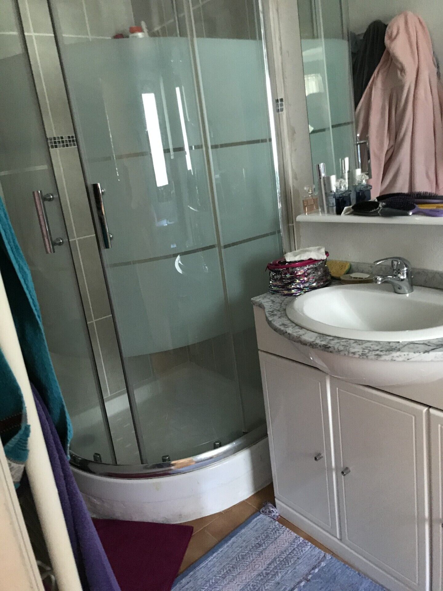 Douche, sèche-cheveux, serviettes fournies