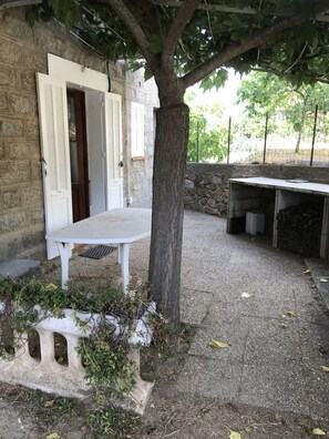 Terrace/patio - Apartment in South Corsica, in a 500m high village. (Olivese)