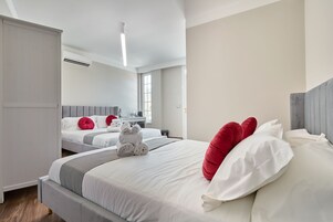 Habitación cuádruple familiar | Sábanas de algodón egipcio y ropa de cama de alta calidad